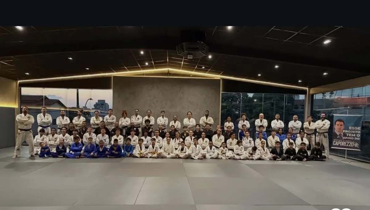 Grupo grande de alumnos en kimono sentados en el tatami