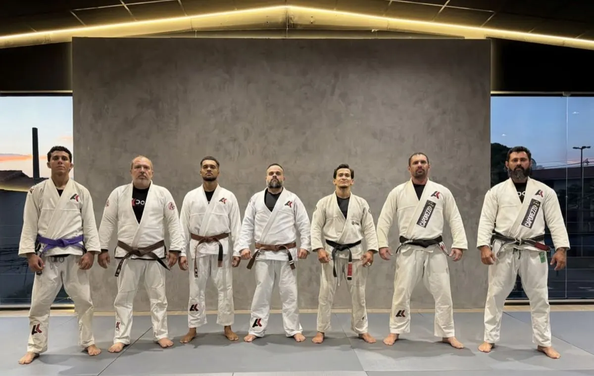 Profesores y alumnos graduados del instituto, en kimono, uno al lado del otro en el tatami