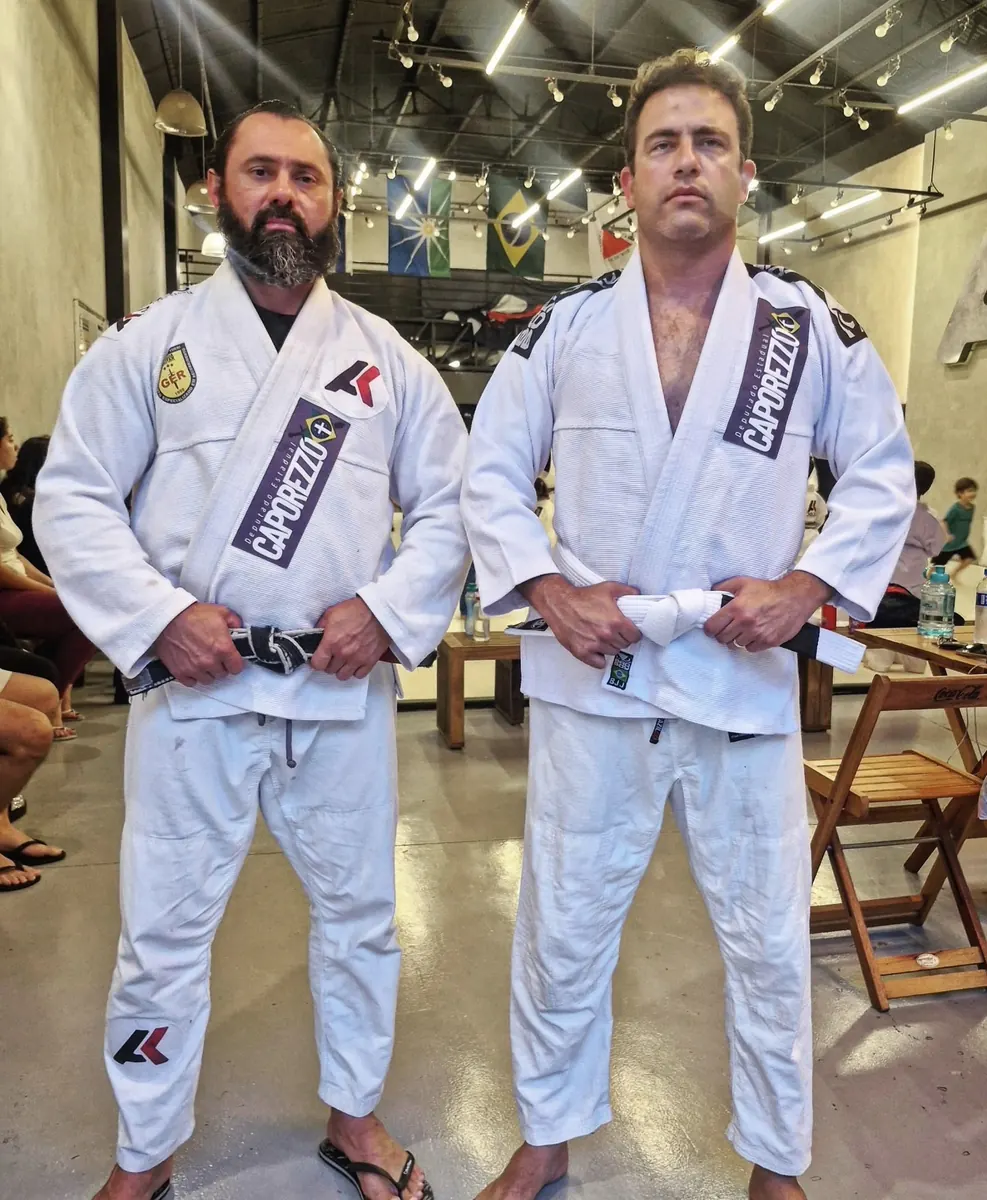 Anderson Khuririm y Cristiano Caporezzo, en kimono, uno al lado del otro en la academia